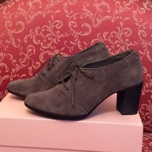 Clark’s Grey Suede w/heel hush puppy